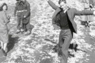 Celebrations after peace is declared in Sydney, 15 August 1945. Courtesy Cinesound-Movietone Productions. [Click the image to view the clip]